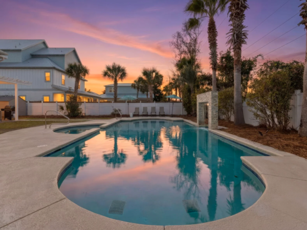 Luxurious 8 Bedroom Coastal Retreat in Destin - Perfect for Groups
